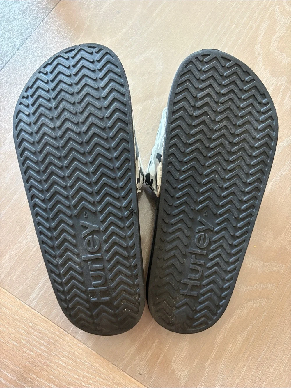 Hurley Kids Black Footbed with Gray Camo Adjustable Strap Slides